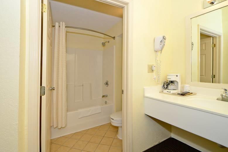 Manchester Heritage Inn & Suites Extérieur photo