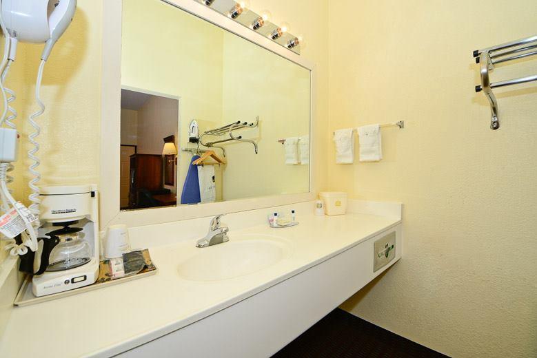 Manchester Heritage Inn & Suites Extérieur photo